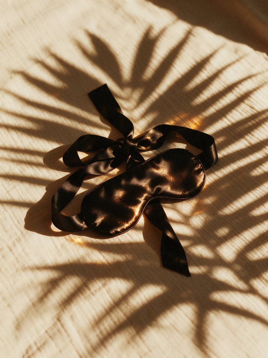 Schwarze Satin-Augenmaske mit Seidenband auf Leinen