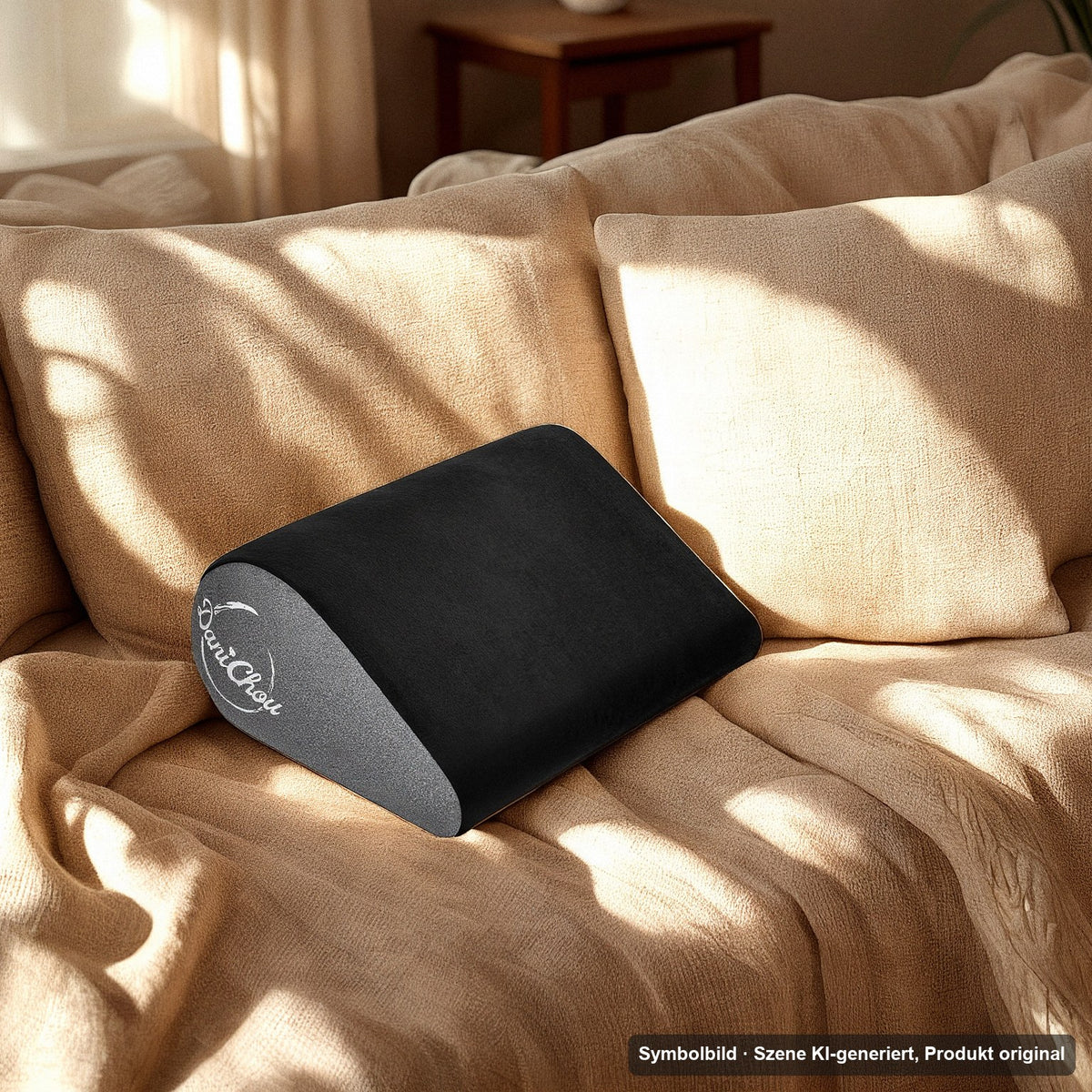 DaniChou LoveLift Keilkissen auf dem Sofa – Symbolbild, Szene KI-generiert, Produkt original