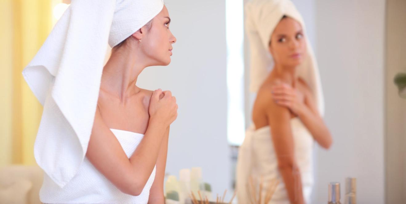 Eine Frau in entspannter Wellness-Routine vor dem Spiegel – Entdecke natürliche Pflege, Öle und sinnliche Momente für Entspannung und Abenteuer bei DaniChou.